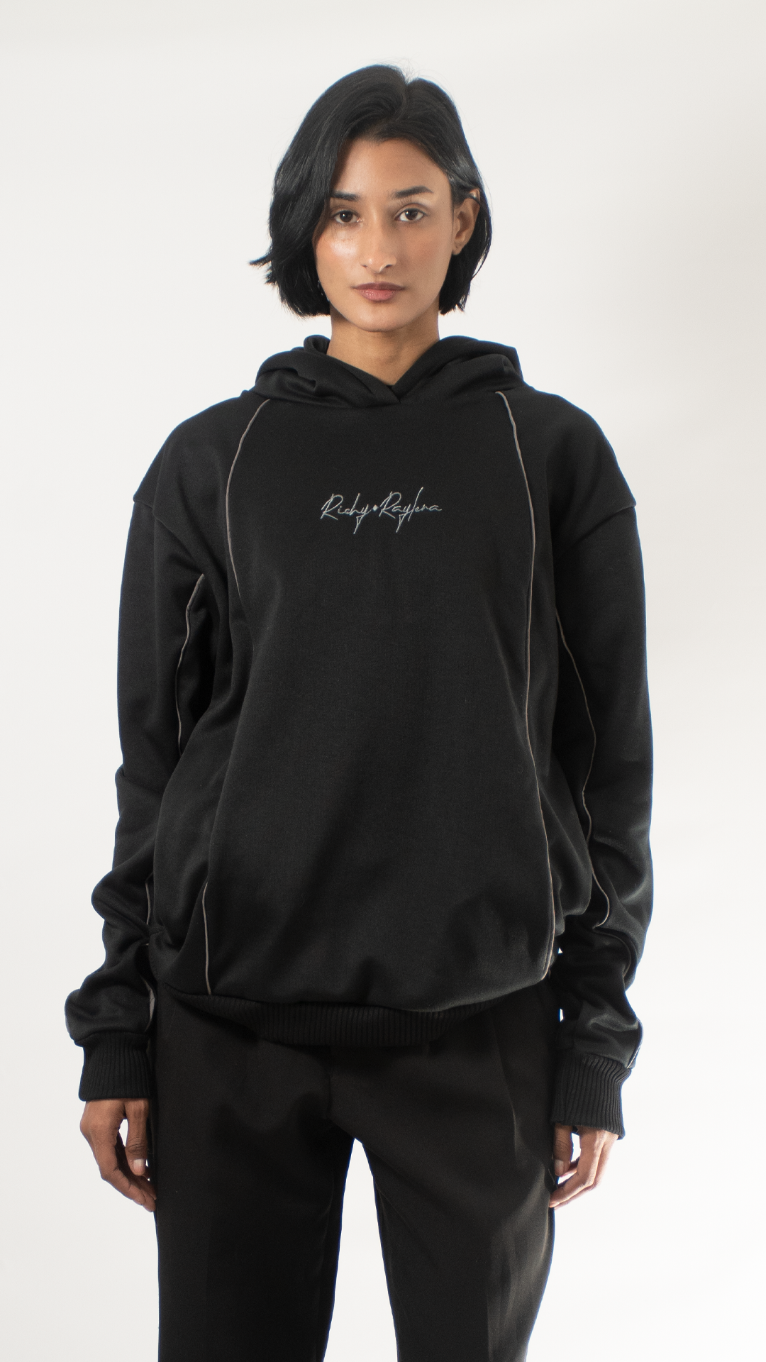 Hoodie negro líneas