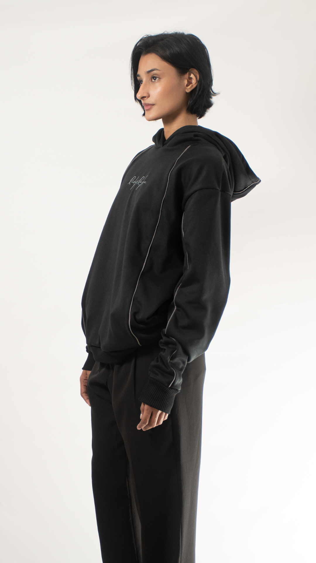 Hoodie negro líneas