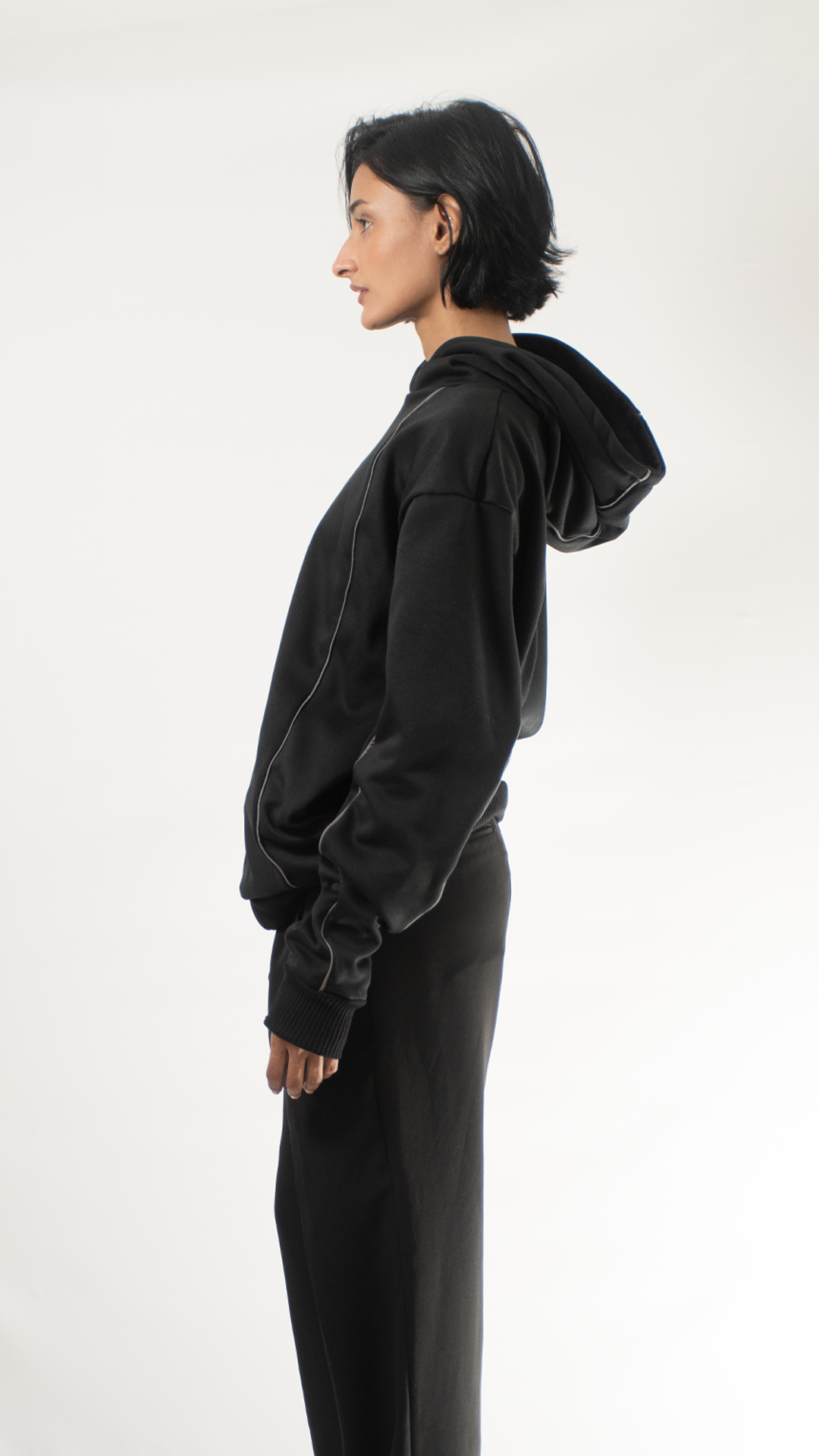 Hoodie negro líneas