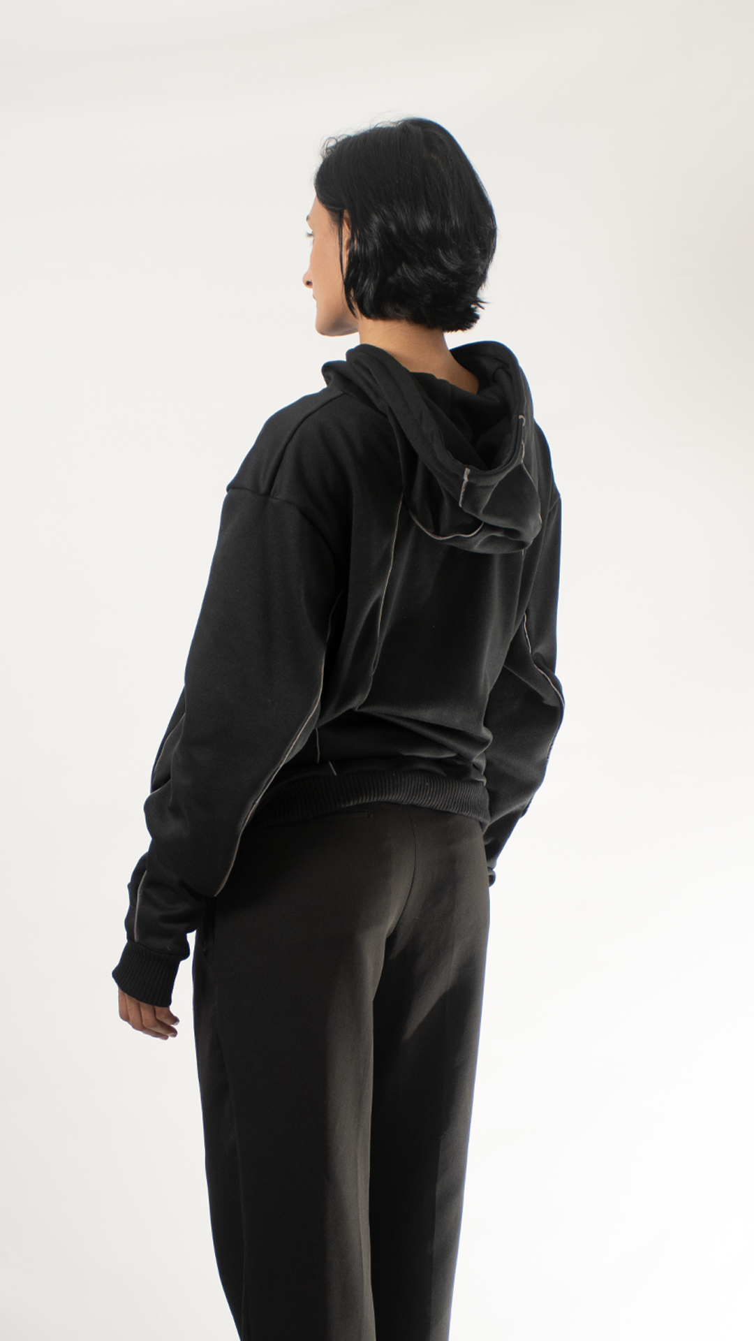 Hoodie negro líneas