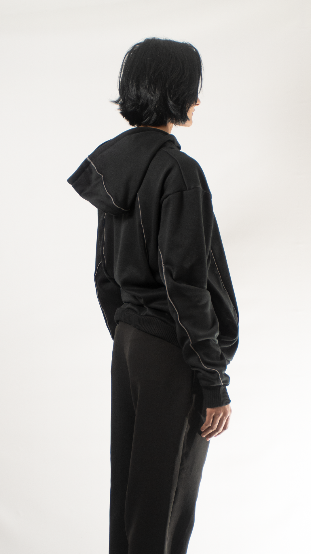 Hoodie negro líneas
