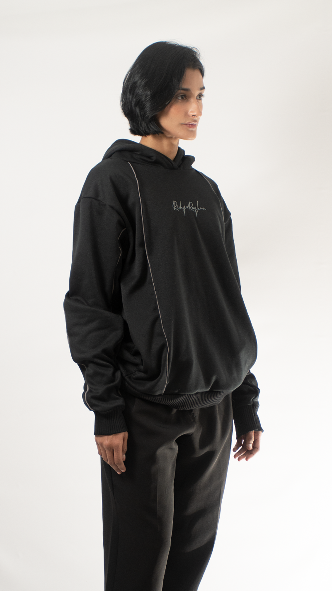 Hoodie negro líneas