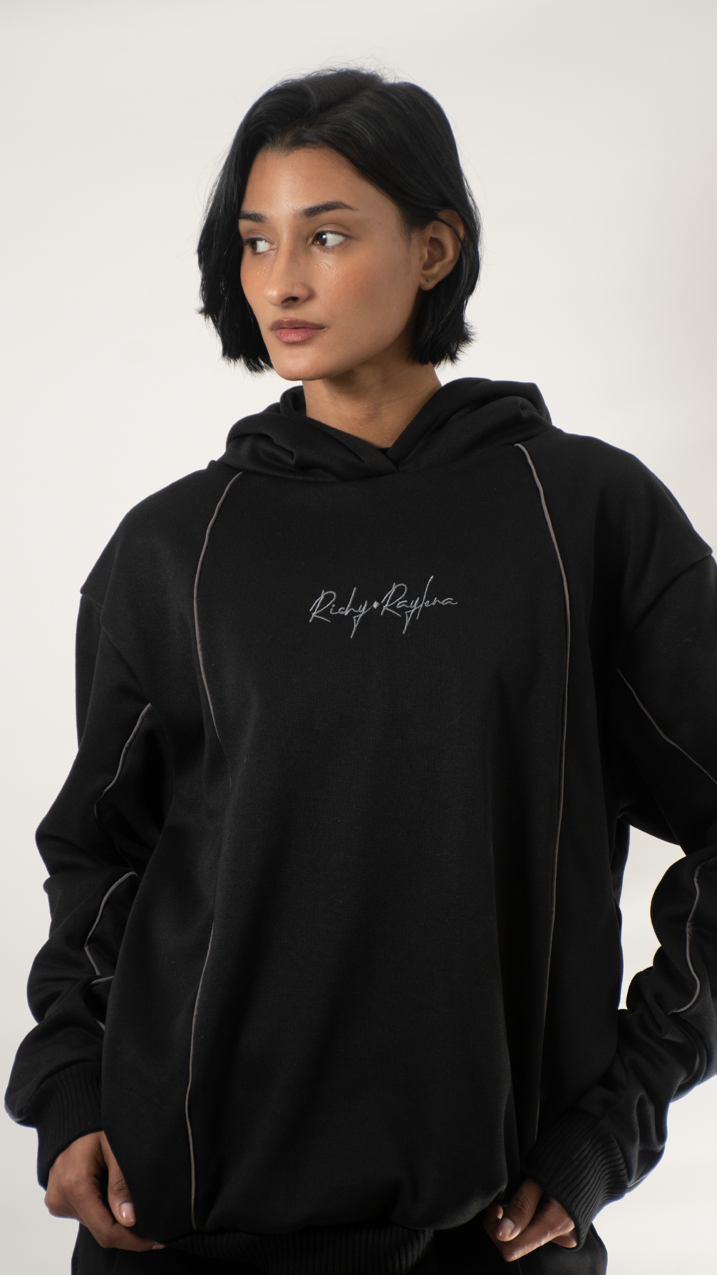 Hoodie negro líneas