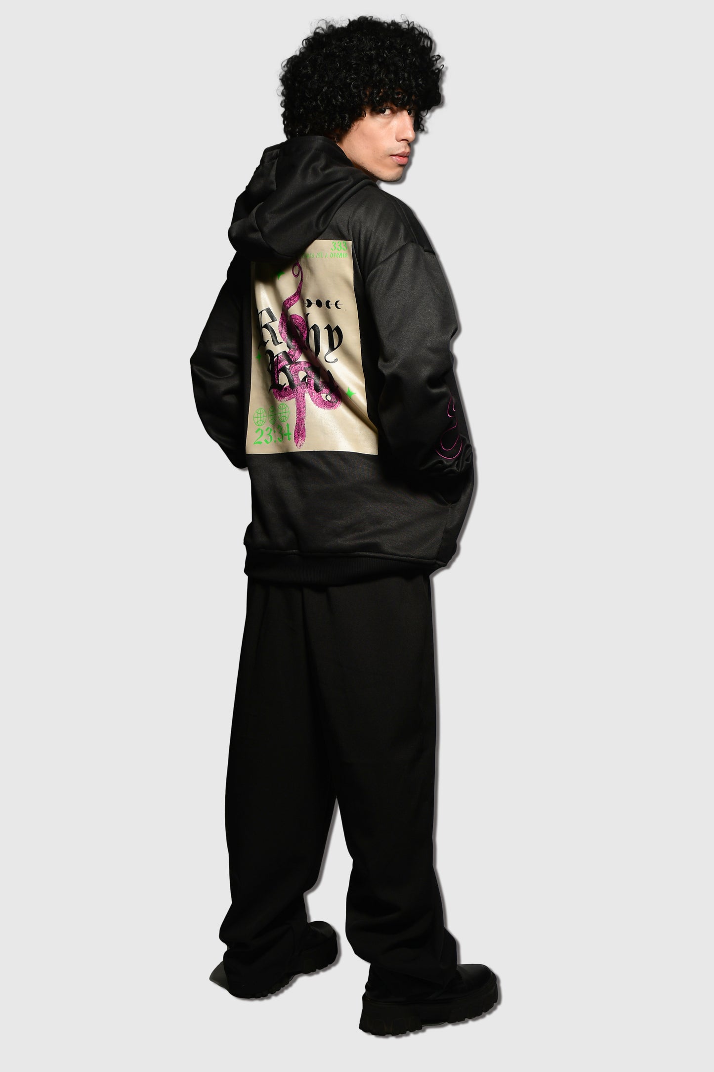 Hoodie negra estampada