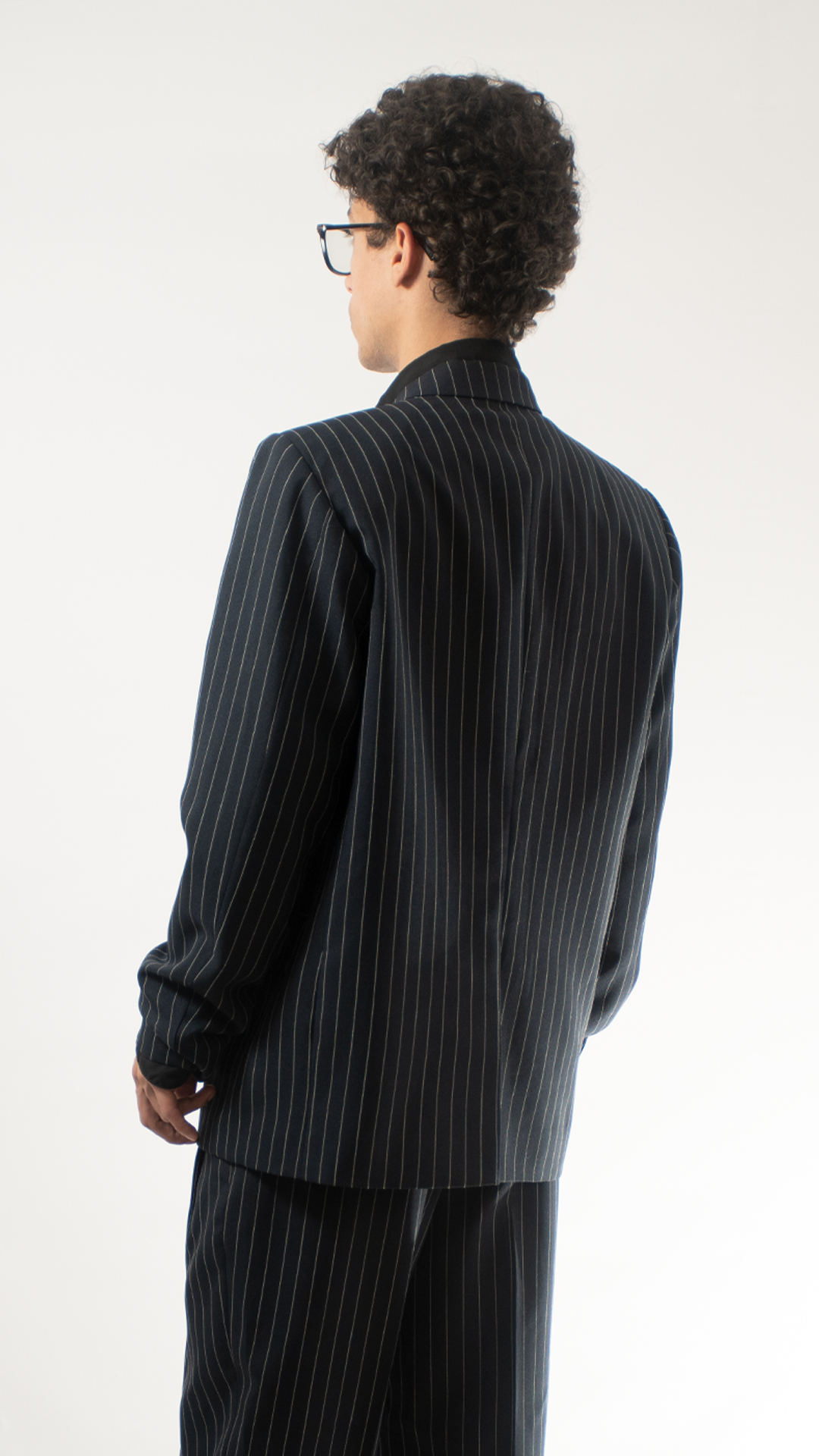 Traje sastrería negro líneas