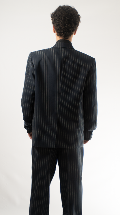 Traje sastrería negro líneas
