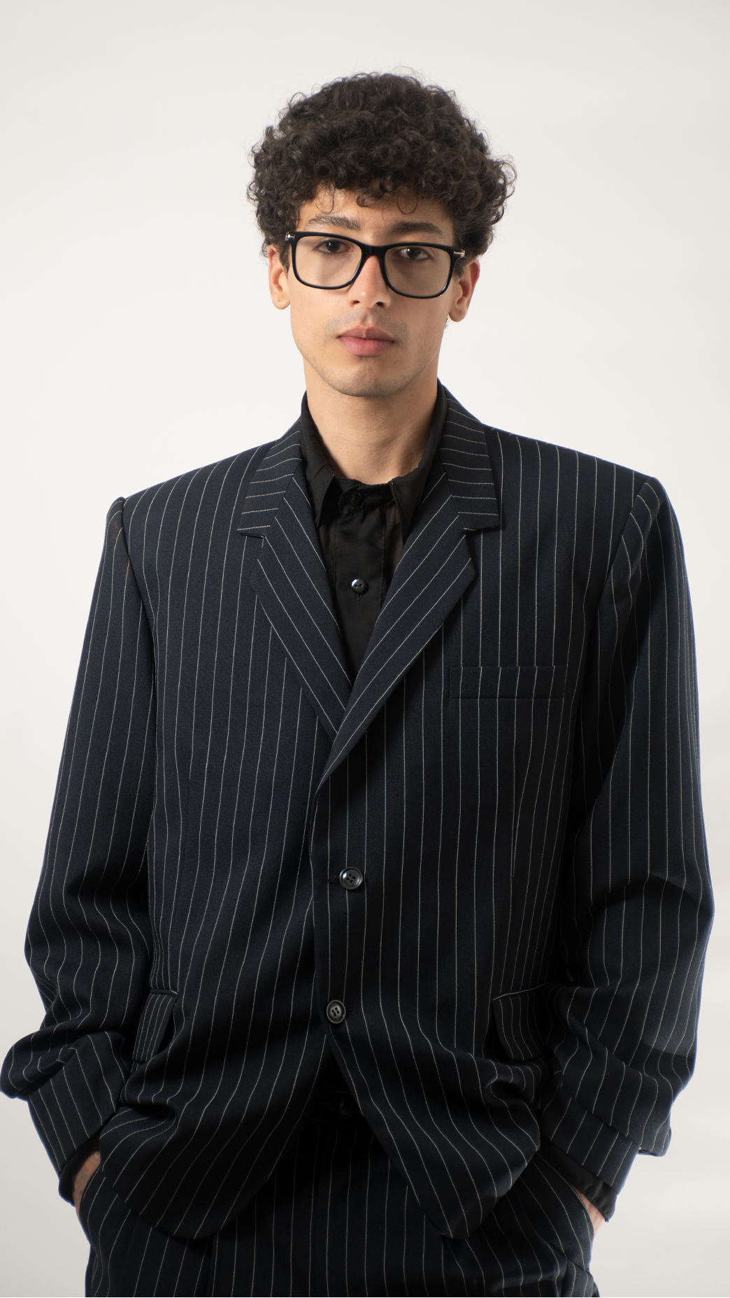 Traje sastrería negro líneas