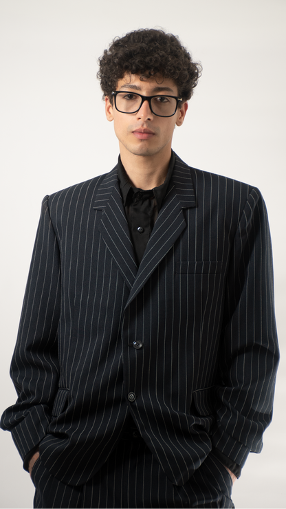 Traje sastrería negro líneas