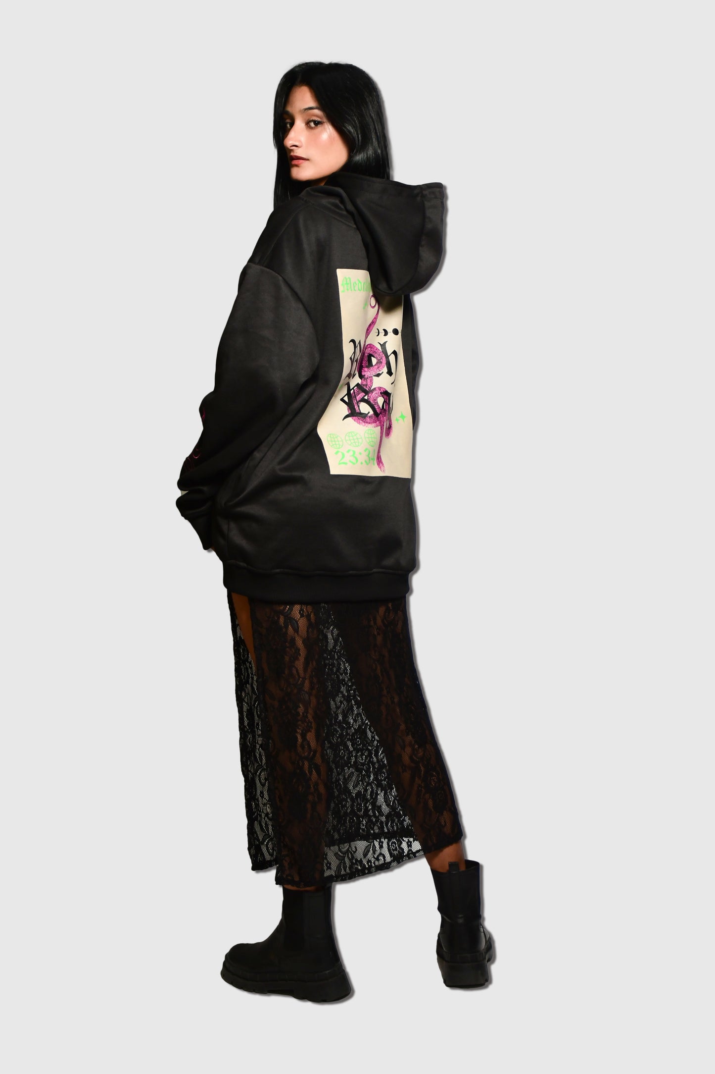 Hoodie negra estampada
